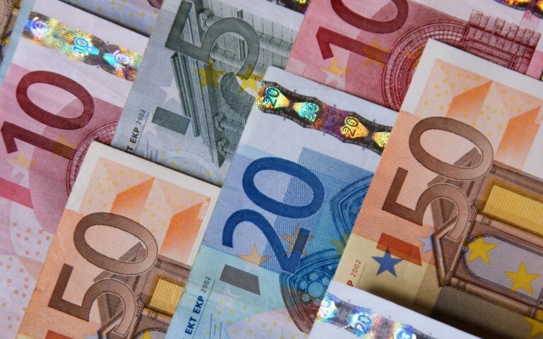 bollette_soldi_euro_123rf.jpeg
