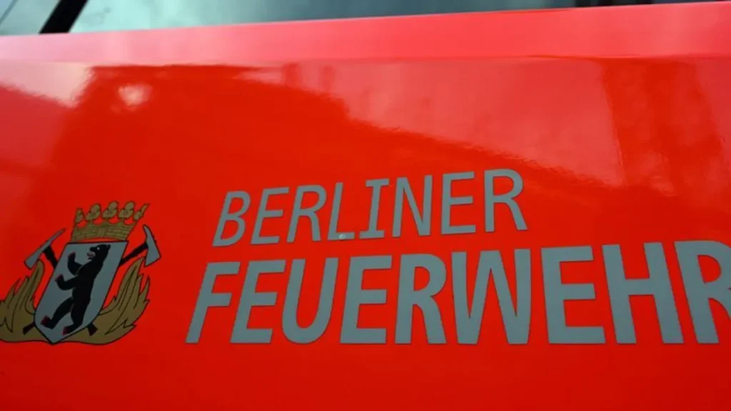 brandbekaempfung-in-friedrichshain-symbolbild-die-berliner-feuerwehr-hat-in-friedrichshain-ein-feuer.webp
