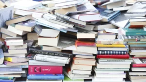 buecherstapel-wer-buecher-nicht-in-die-papiertonne-werfen-moechte-kann-sie-weitergeben-verkaufen-ode.webp