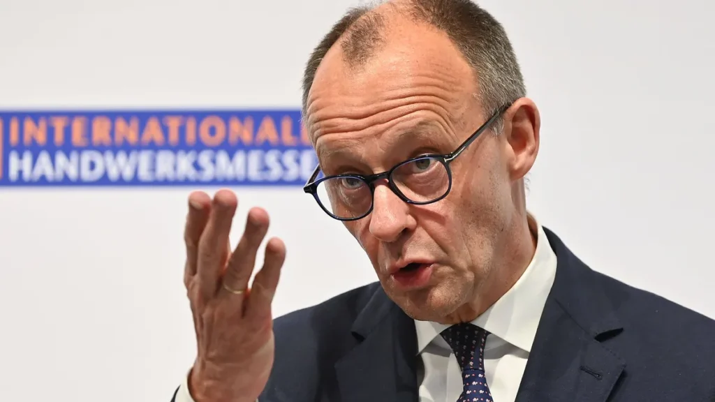 bundeskanzler-friedrich-merz-gestik-einzelbild-angeschnittenes-einzelmotiv-portraet-portrait-portrae.webp