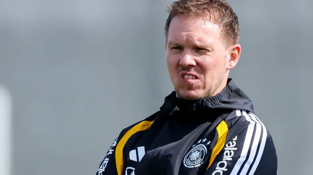 bundestrainer-julian-nagelsmann-germany-schaut-training-der-deutschen-fussball-nationalmannschaft-ho.webp