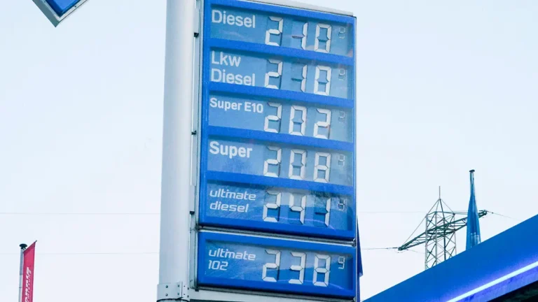 cntv-benzinpreise-digital-anzeige-tafel-bei-einer-aral-tankstelle-liter-preise-fuer-benzin-e10-super.webp