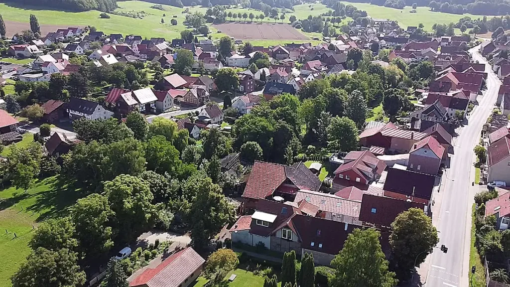 das-oertchen-billingshausen-ortsteil-von-bovenden-der-pferdehof-in-billingshausen-bei-goettingen-wil.webp