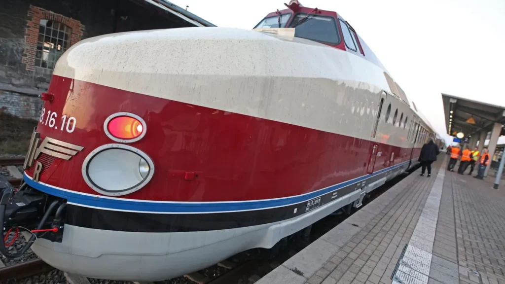 ddr-prestigezug-auf-testfahrt-ein-neu-restaurierter-schnelltriebwagen-vom-typ-svt-goerlitz-steht-im.webp