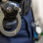 die-polizei-ist-alarmiert-im-internet-sind-generalschluessel-fuer-handschellen-erhaeltlich-illustrat.webp