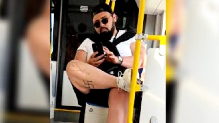 die-polizei-sucht-diesen-mann-er-soll-ein-verbotenes-tattoo-auf-der-wade-tragen.png