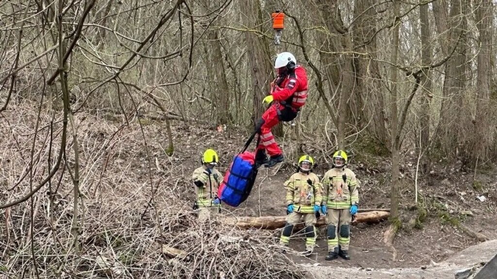 die-retter-holten-den-verletzten-per-winde-aus-dem-waldgelaende.jpg