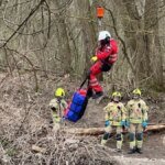 die-retter-holten-den-verletzten-per-winde-aus-dem-waldgelaende.jpg