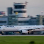 ein-airbus-a320-der-deutschen-fluggesellschaft-lufthansa-in-duesseldorf-durch-den-angekuendigten-pil.webp