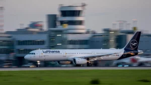 ein-airbus-a320-der-deutschen-fluggesellschaft-lufthansa-in-duesseldorf-durch-den-angekuendigten-pil.webp