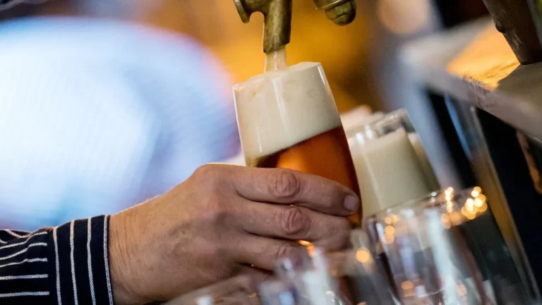 ein-bier-wird-frisch-vom-hahn-gezapft-symbolbild-die-brewdog-bar-auf-der-reeperbahn-schliesst-bald-w.webp