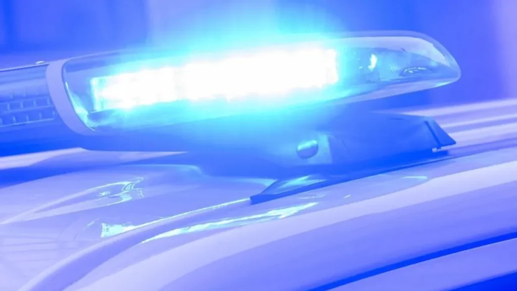 ein-blaulicht-leuchtet-auf-einem-einsatzfahrzeug-der-polizei-symbolbild-trotz-einer-heissen-spur-ist.webp