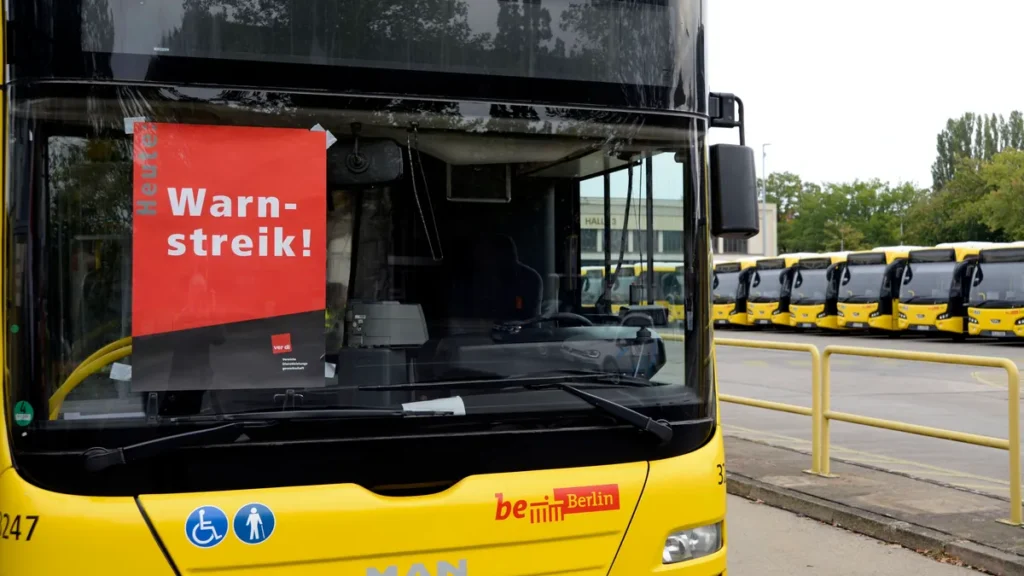 ein-bus-der-bvg-waehrend-eines-streiks-archivbild-das-unternehmen-hat-der-gewerkschaft-bei-den-tarif.webp