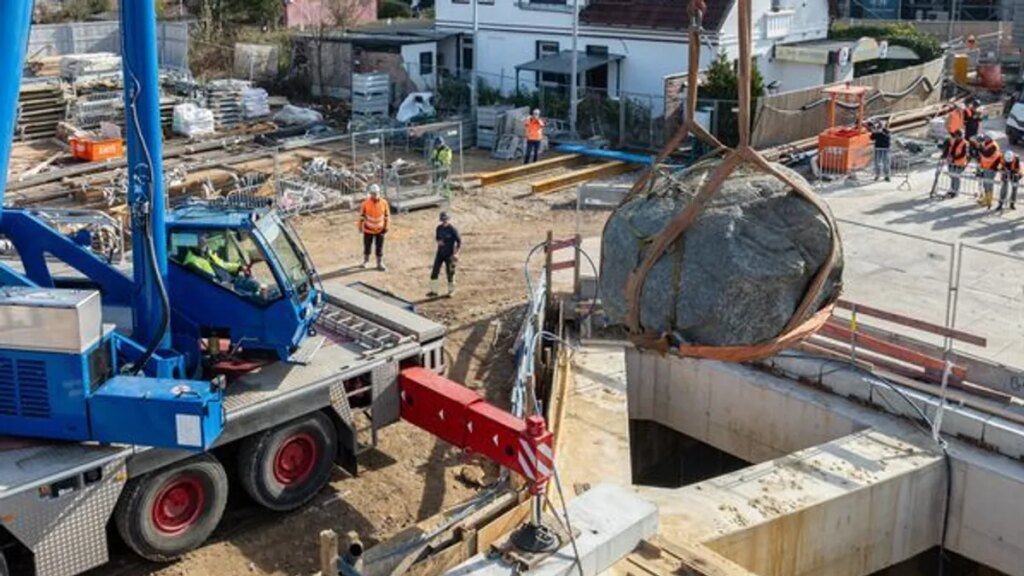 ein-findling-wird-bei-einer-baustelle-der-u-bahn-linie-u5-aus-der-baugrube-gehoben.jpg
