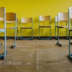 ein-leeres-klassenzimmer-einer-grundschule-symbolbild-die-polizei-sucht-zeugen-eines-sexuellen-ueber.webp