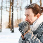ein-mann-friert-in-einem-winterlichen-park-symbolfoto-in-den-kommenden-tagen-wird-es-in-der-staedter.webp