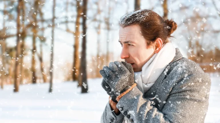 ein-mann-friert-in-einem-winterlichen-park-symbolfoto-in-den-kommenden-tagen-wird-es-in-der-staedter.webp