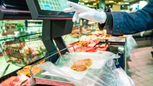 ein-mitarbeiter-an-der-fleischtheke-traegt-handschuhe-das-ist-kein-muss-fuer-kunden-aber-oft-ein-gut.webp