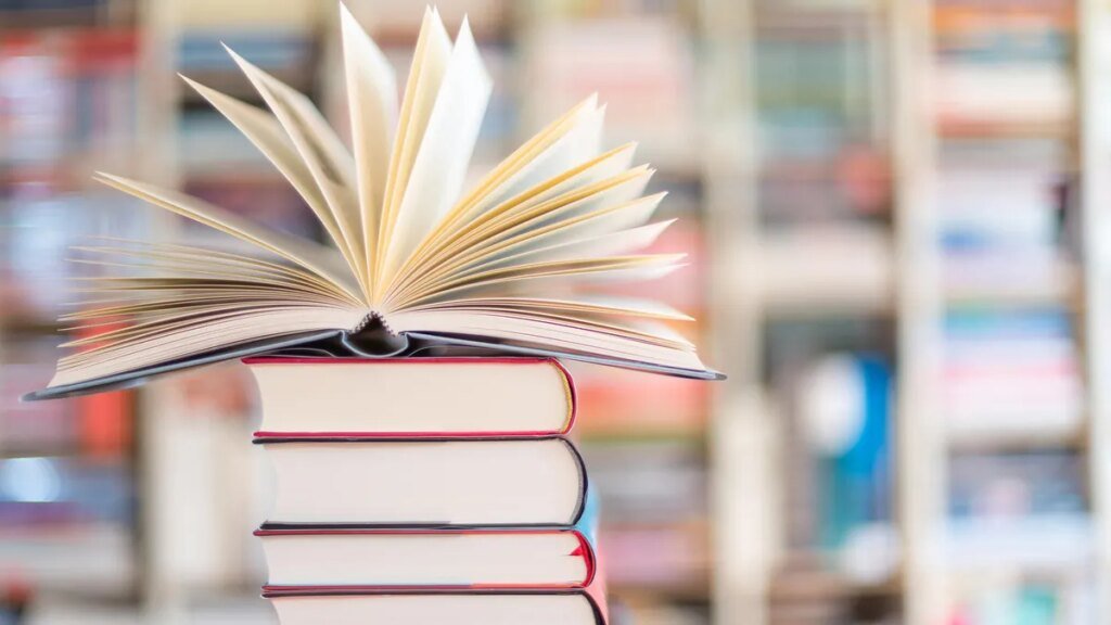 ein-offenes-buch-auf-einem-buecherstapel-stellen-sie-ihr-allgemeinwissen-unter-beweis.jpg