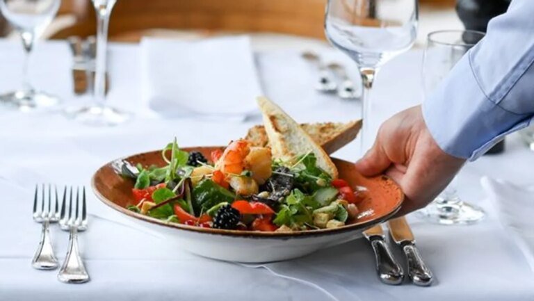 ein-salat-teller-wird-in-einem-restaurant-serviert.jpg
