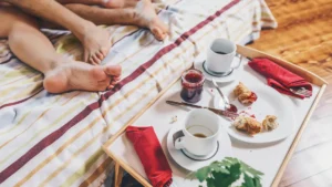 ein-tablett-mit-fruehstueck-steht-vor-einem-bett-in-dem-ein-paerchen-liegt-erdbeeren-verbessern-die.webp