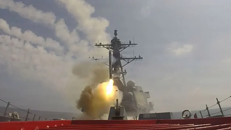 ein-tomahawk-wird-von-einem-us-kriegsschiff-abgefeuert-das-pentagon-setzt-eine-ganze-reihe-neuer-waf.webp