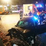 ein-zerschelltes-autowrack-an-einem-baum-rettungskraefte-stehen-darum-die-fluechtige-fahrerin-soll-m.webp