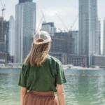 eine-frau-blickt-auf.webp.webp
