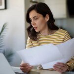 eine-frau-macht-ihre-steuererklaerung-mit-pauschalen-kann-man-sich-das-leben-erleichtern.jpg