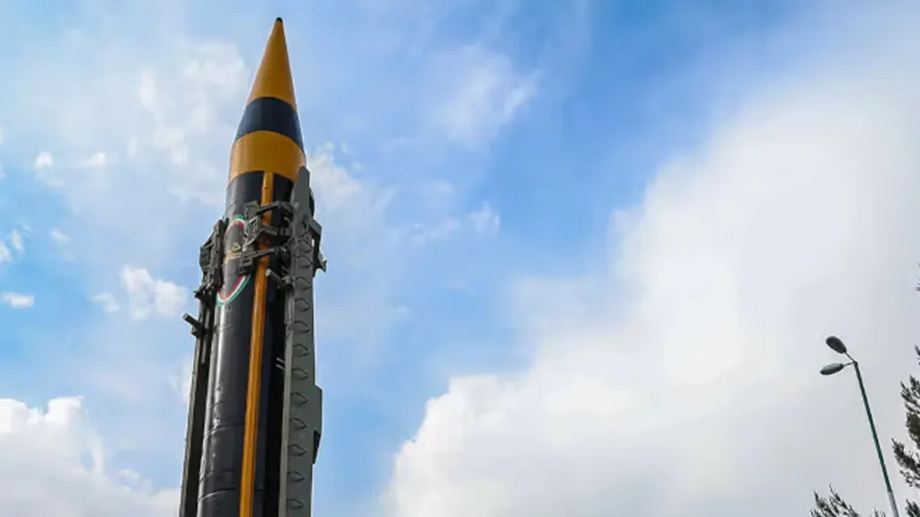 eine-iranische-khorramshahr-rakete-sie-kann-offenbar-bis-zu-4000-kilometer-weit-fliegen.avif.webp