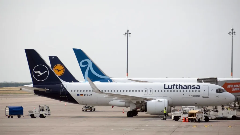 eine-lufthansa-maschine-am-flughafen-ber-archivbild-auch-am-berliner-airport-bleiben-die-flugzeuge-d.webp