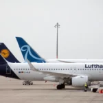 eine-lufthansa-maschine-am-flughafen-ber-archivbild-auch-am-berliner-airport-bleiben-die-flugzeuge-d.webp