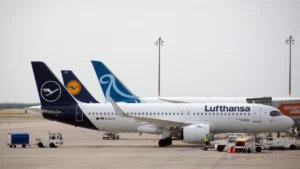 eine-lufthansa-maschine-am-flughafen-ber-archivbild-auch-am-berliner-airport-bleiben-die-flugzeuge-d.webp