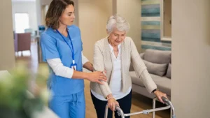 eine-pflegekraft-hilft-einer-heimbewohnerin-auch-menschen-die-im-heim-leben-koennen-anspruch-auf-woh.webp