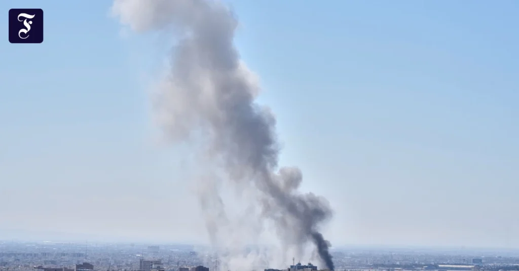eine-rauchwolke-steigt-nach.webp.webp