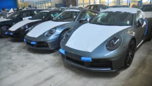 einige-der-auf-luma-gestrandeten-porsche-neuwagen-wegen-des-iran-kriegs-meiden-schiffe-derzeit-die-s.webp