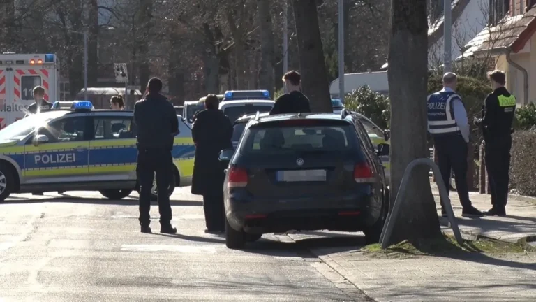 einsatzkraefte-der-polizei-bei-einem-einsatz-in-bramsche-zwei-opfer-weisen-nach-einem-mutmasslichen.webp