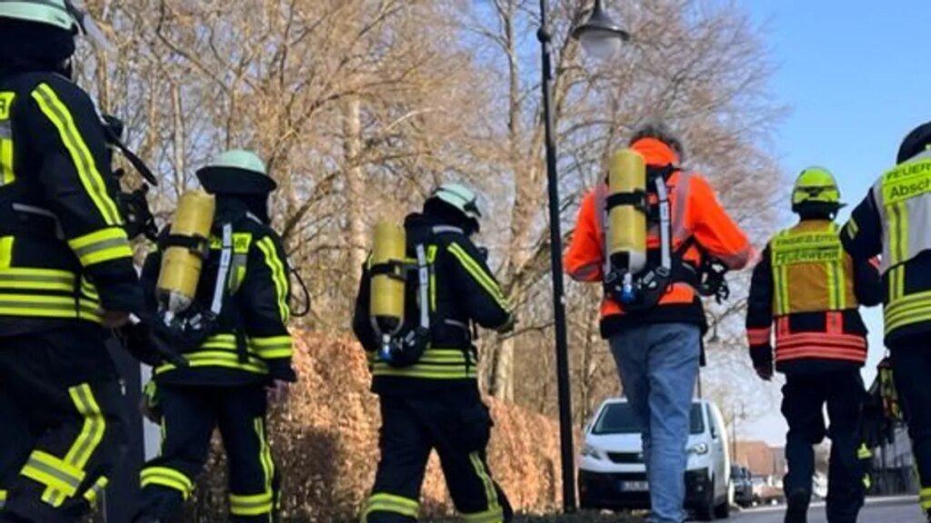 einsatzkraefte-vor-ort-fuenf-menschen-wurden-verletzt.jpg