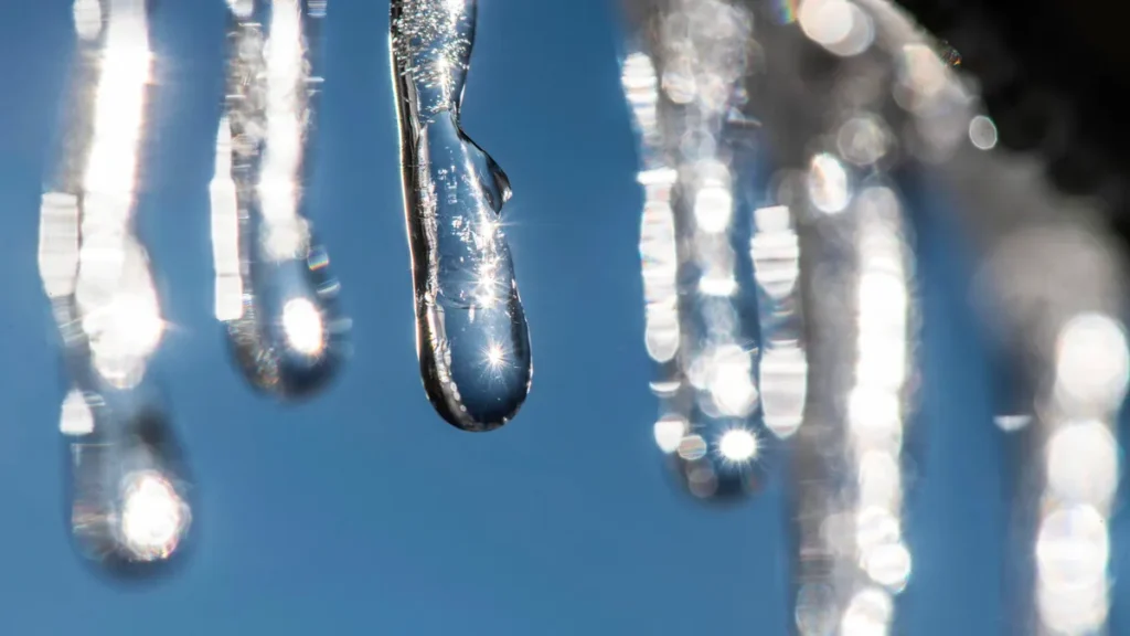 eiszapfen-im-licht-der-morgensonne-symbolfoto-in-teilen-von-nordrhein-westfalen-wird-es-in-der-neuen.webp