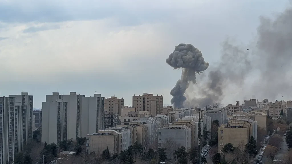 explosionen-in-teheran-archivbild-seit-dem-angriff-auf-den-iran-versucht-dieser-die-angreifer-auch-w.webp