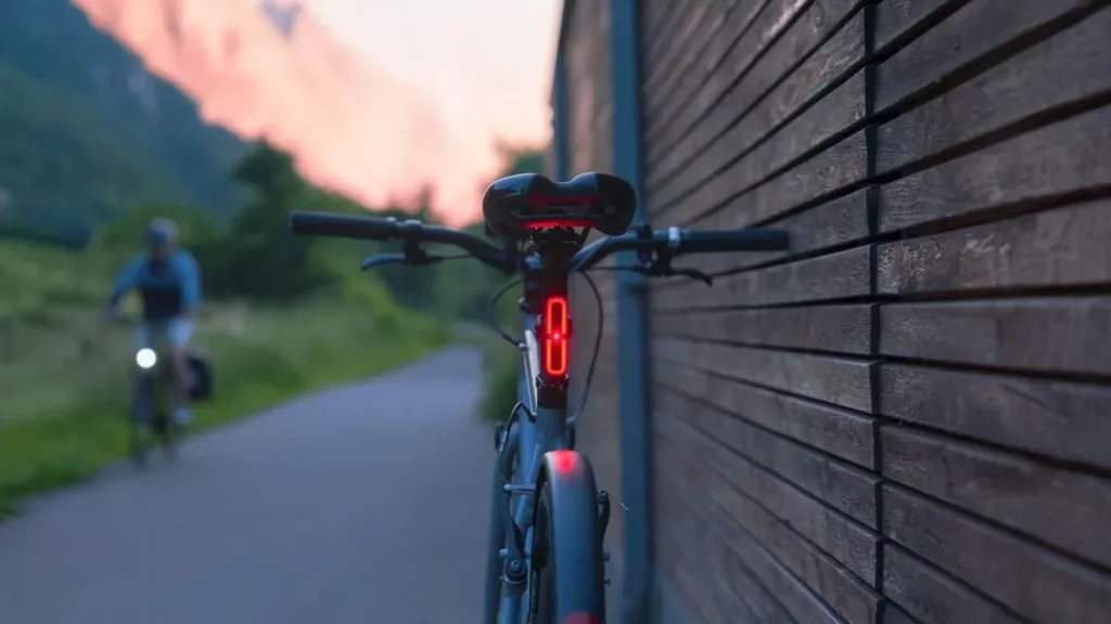 fahrrad-ruecklicht-von-onmeto-integrierte-bremsanzeige-fuer-eine-sichtbarkeit-von-bis-zu-200-metern.webp