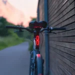 fahrrad-ruecklicht-von-onmeto-integrierte-bremsanzeige-fuer-eine-sichtbarkeit-von-bis-zu-200-metern.webp