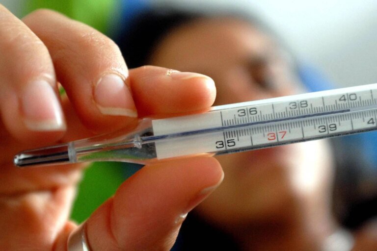 febbre_e_influenza_-_vaccino_e_farmaci_per_combattere_la_fabbre_-_termometro_e_iniezione.jpeg