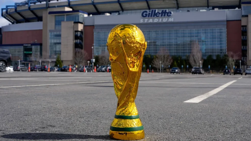 fifa-world-cup-wm-weltmeisterschaft-fussball-2026-boston-detailed-view-of-a-fifa-world-cup-trophy-at.webp