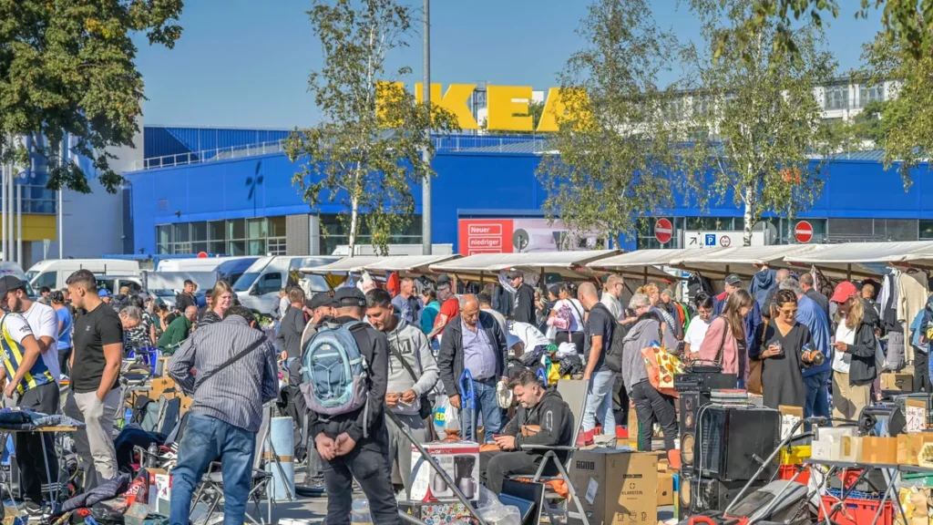 flohmarkt-auf-einem-ikea-parkplatz-symbolbild-in-bremerhaven-werden-am-ostersonntag-hunderte-besuche.webp