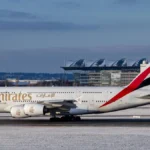 flughafen-muenchen-im-schneebetrieb-waehrend-kaeltewelle-in-bayern-oberding-11-012026-ein-airbus-a38.webp