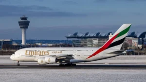 flughafen-muenchen-im-schneebetrieb-waehrend-kaeltewelle-in-bayern-oberding-11-012026-ein-airbus-a38.webp