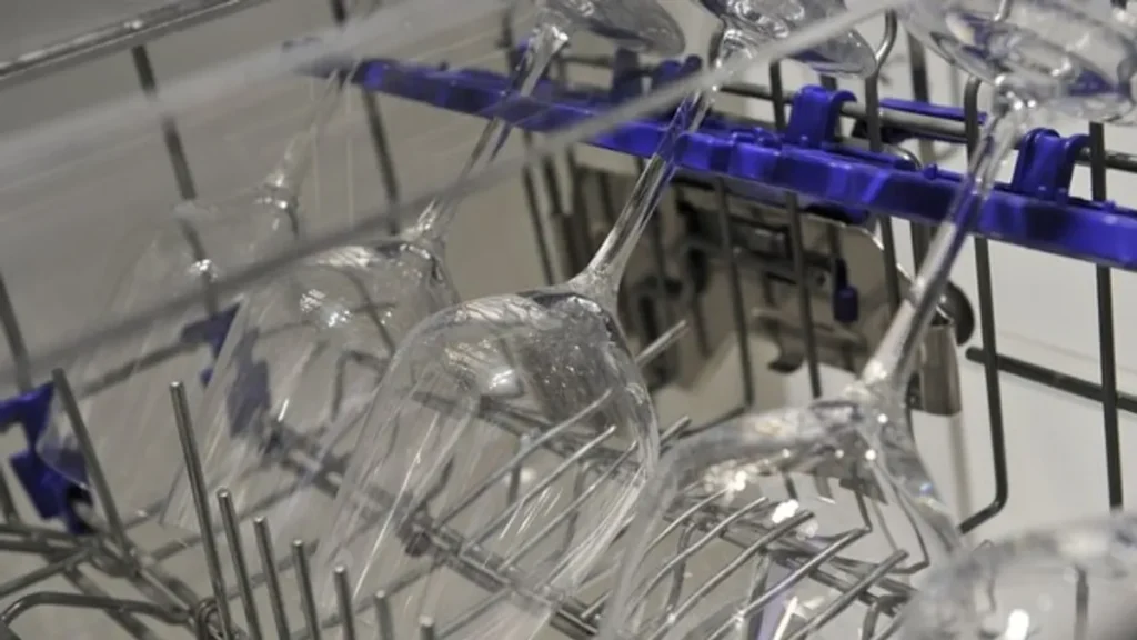 geschirrspueler-damit-auf-glaesern-keine-kalkflecken-nach-dem-spuelgang-zurueckbleiben-muss-die-spue.webp