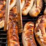 grillwuerste-auf-einem-gasgrill-bei-der-reinigung-ist-fingerspitzengefuehl-gefragt.jpg