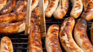 grillwuerste-auf-einem-gasgrill-bei-der-reinigung-ist-fingerspitzengefuehl-gefragt.jpg